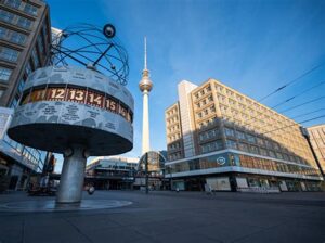 Berlin day tours- world hour column at alexanderplatz : 3 day Berlin Potsdam trip